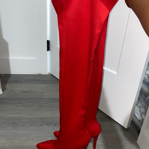 Knee high boots! - Picture 1 of 2